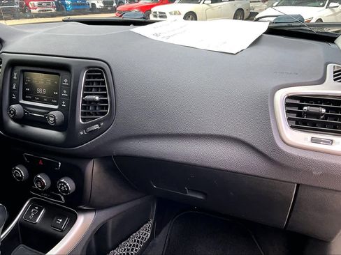 Used 2018 Jeep Compass Latitude FWD image 19