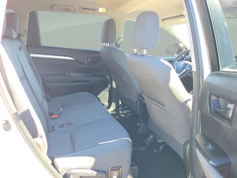 Used 2015 Toyota Highlander LE image 14