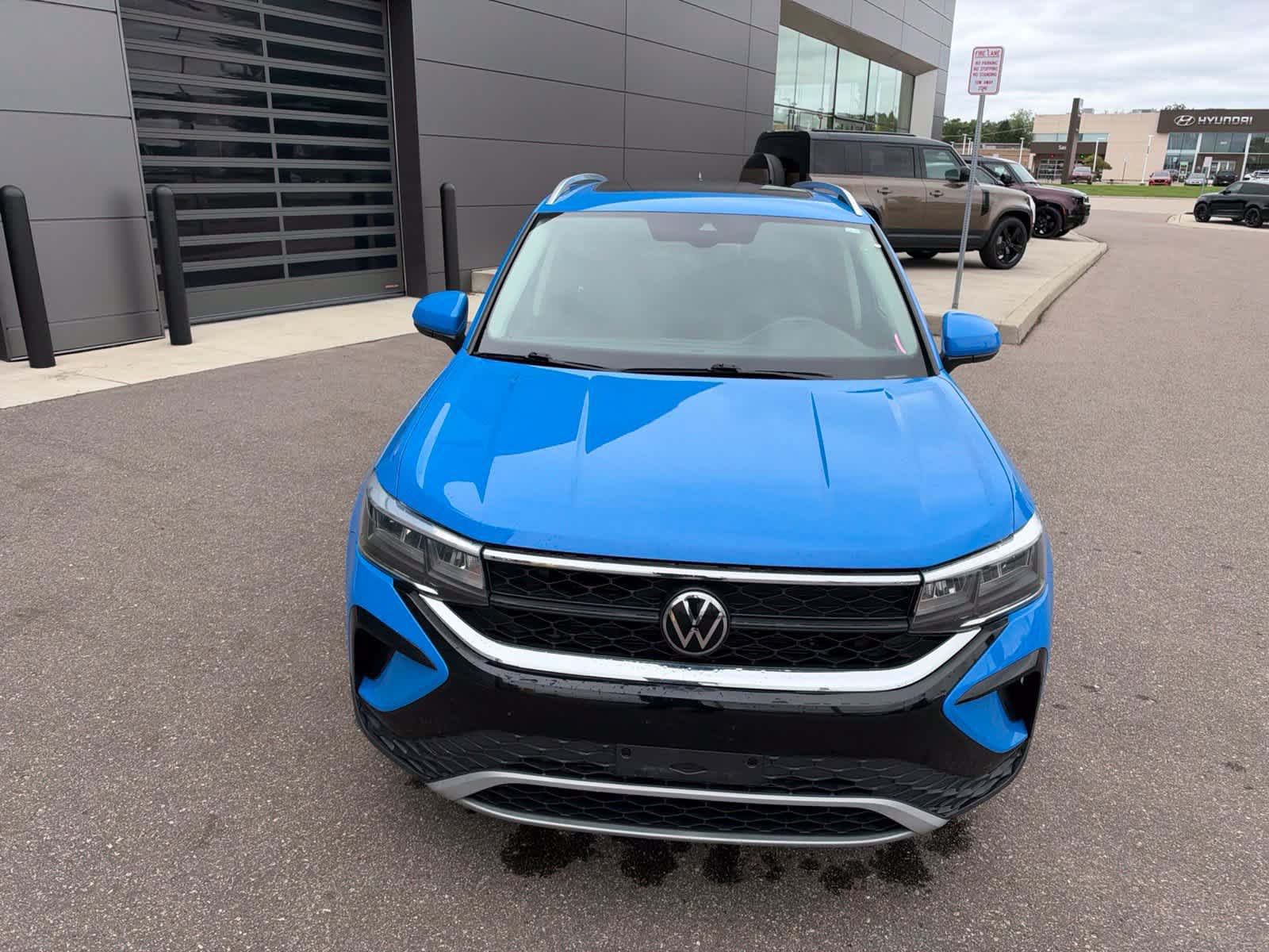 Used 2023 Volkswagen Taos SE w/ Panoramic Sunroof Package AWD/4WD image 8