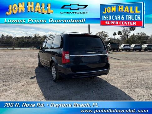Used 2014 Chrysler Town & Country Touring image 9