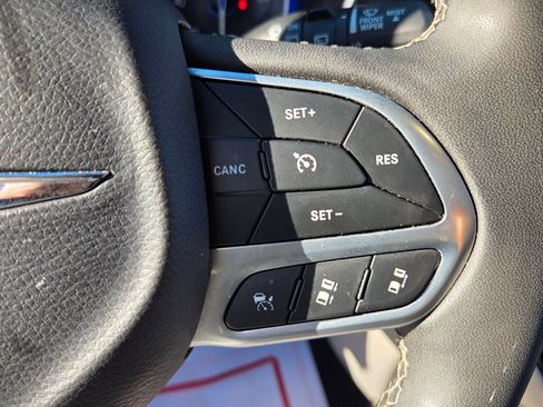 Used 2023 Chrysler Pacifica Touring-L FWD image 22