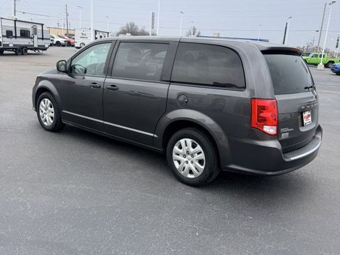 Used 2019 Dodge Grand Caravan SE w/ UConnect Hands-Free Group image 4