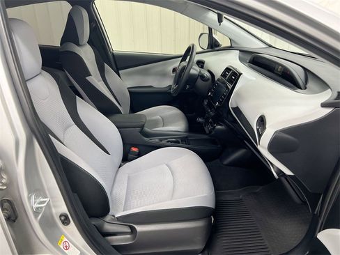 Used 2022 Toyota Prius LE image 21
