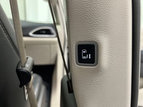 Used 2021 Chrysler Pacifica Touring-L FWD image 30