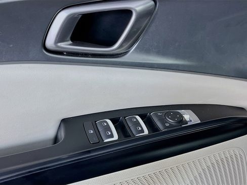 Used 2022 Kia Carnival LX FWD image 25