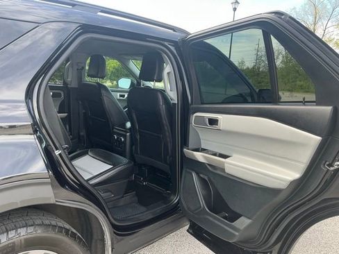 Used 2023 Ford Explorer XLT w/ Equipment Group 202A AWD/4WD image 18