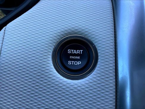 Used 2023 Land Rover Discovery Metropolitan Edition image 34