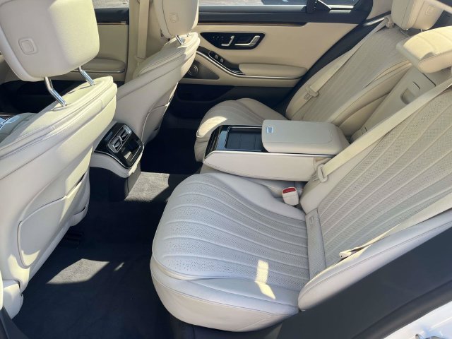 Used 2022 Mercedes-Benz S 580 4MATIC Sedan w/ AMG Line Package image 13