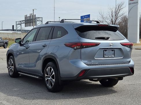 Used 2024 Toyota Highlander XLE image 4