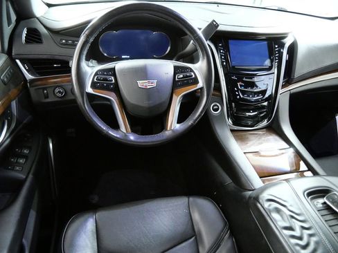 Used 2018 Cadillac Escalade ESV Luxury image 4
