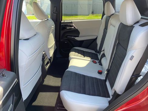 New 2025 Mitsubishi Outlander SE image 24