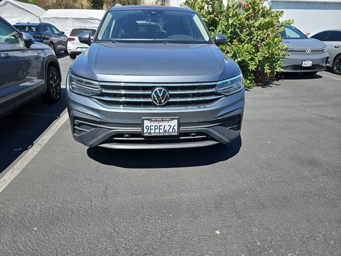 Used 2023 Volkswagen Tiguan SE w/ Panoramic Sunroof Package FWD image 2