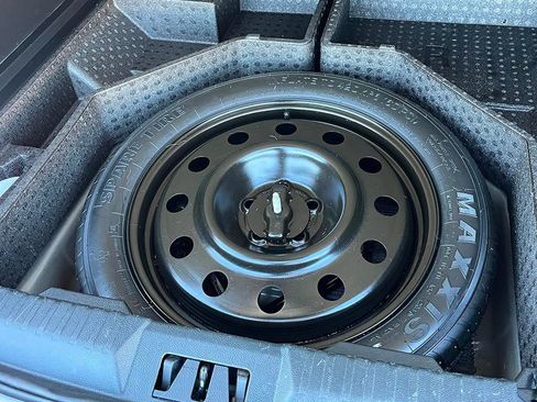 Used 2019 Ford Edge Titanium w/ Cold Weather Package image 8