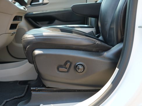 Used 2023 Chrysler Pacifica Touring-L FWD image 17