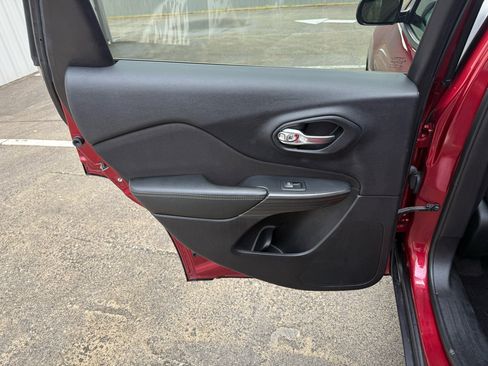 Used 2017 Jeep Cherokee Sport image 22