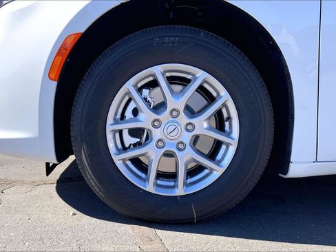 New 2026 Chrysler Pacifica Select image 12