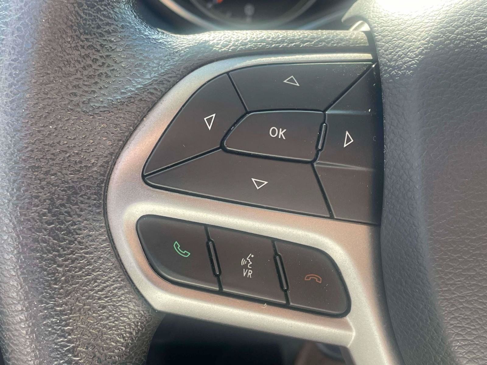 Used 2020 Jeep Cherokee Latitude FWD image 17