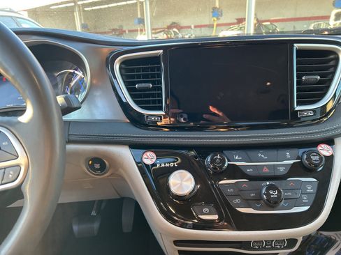 Used 2023 Chrysler Pacifica Touring-L image 9