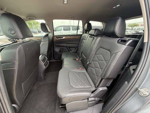 Used 2025 Volkswagen Atlas SE image 30