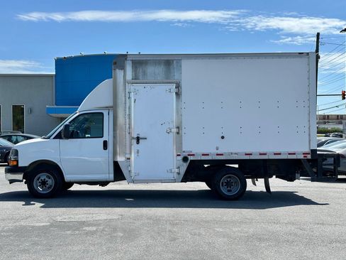Used 2016 Chevrolet Express 3500 w/ Chrome Appearance Package RWD image 11