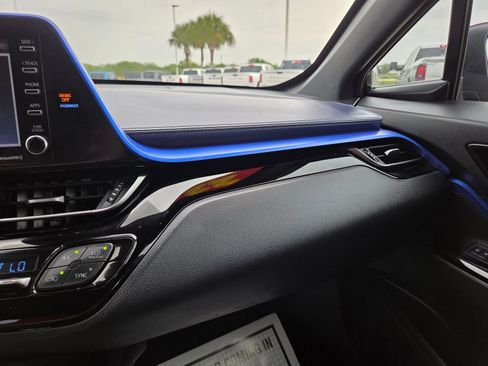 Used 2022 Toyota C-HR XLE FWD image 35