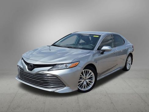 Used 2020 Toyota Camry XLE FWD image 1