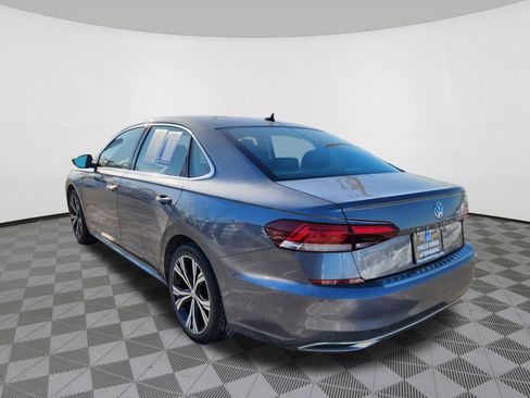 Used 2022 Volkswagen Passat 2.0T SE image 3