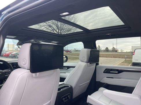 New 2025 Chevrolet Suburban Premier image 19