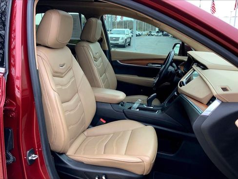 Used 2018 Cadillac XT5 Platinum w/ Driver Assist Package AWD/4WD image 6