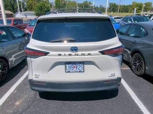 Used 2021 Toyota Sienna XLE AWD/4WD image 7