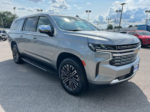 Used 2024 Chevrolet Suburban Premier AWD/4WD image 3