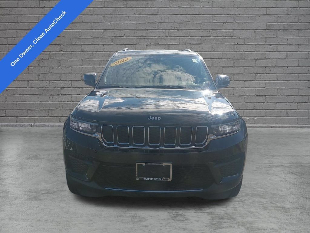 Used 2023 Jeep Grand Cherokee Laredo w/ Luxury Tech Group I AWD/4WD image 2