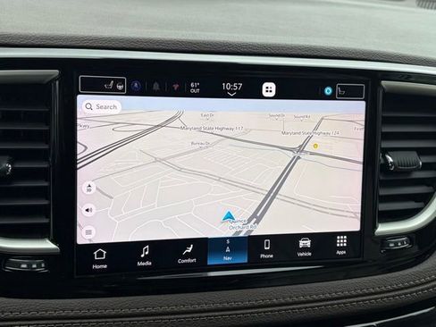 Used 2021 Chrysler Pacifica Touring-L w/ Premium & Safety Sphere Group FWD image 3