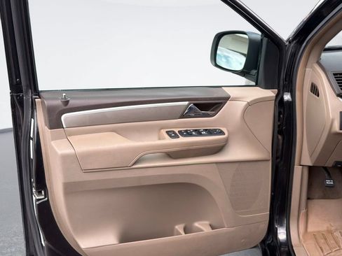 Used 2011 Volkswagen Routan SE FWD image 16