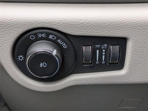 Used 2024 Chrysler Pacifica Select image 30