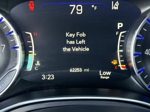 Used 2025 Chrysler Pacifica Limited image 37