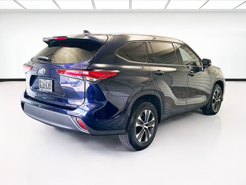 Used 2021 Toyota Highlander XLE AWD/4WD image 4