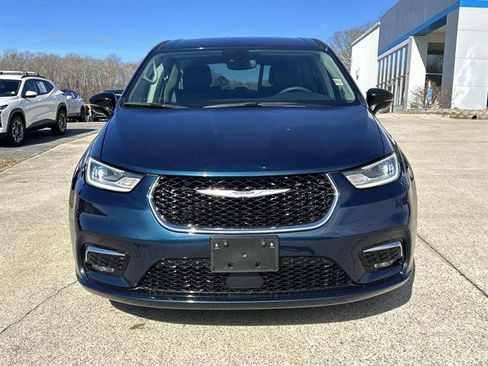 Used 2024 Chrysler Pacifica Select image 9