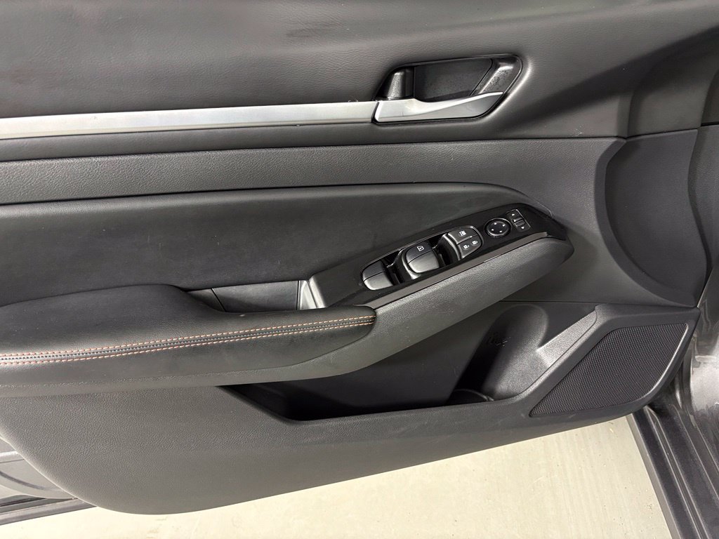 Used 2024 Nissan Altima 2.5 SR FWD image 12