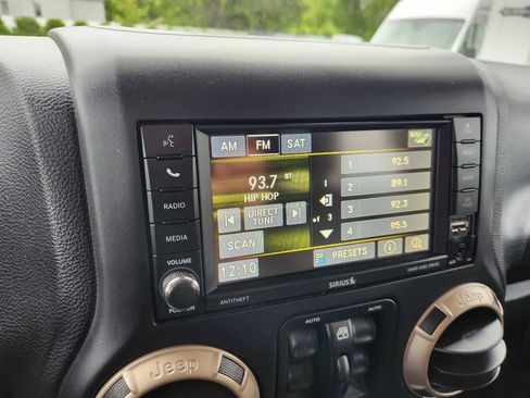 Used 2016 Jeep Wrangler Unlimited Sahara image 35