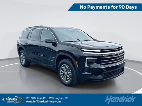 Used 2025 Chevrolet Traverse LT FWD image 1