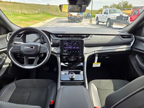 New 2025 Jeep Grand Cherokee Altitude image 25