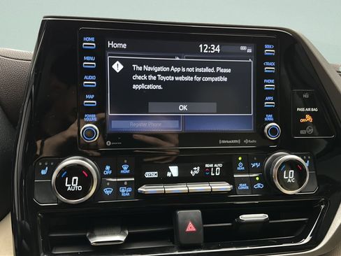 Used 2020 Toyota Highlander XLE AWD/4WD image 29