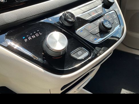 Used 2022 Chrysler Pacifica Touring-L FWD image 25