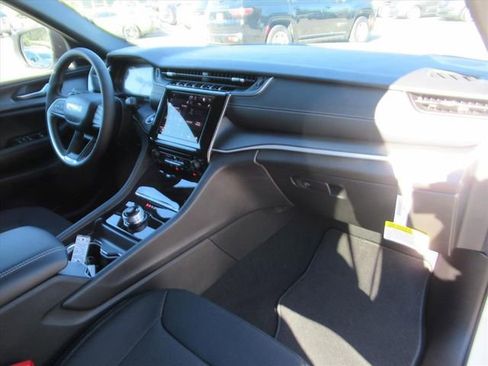 New 2025 Jeep Grand Cherokee Laredo image 10