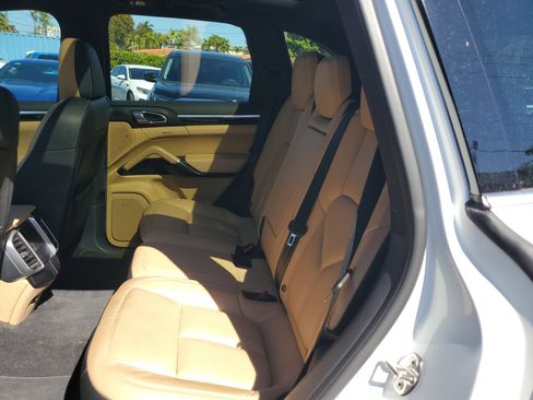 Used 2016 Porsche Cayenne image 17