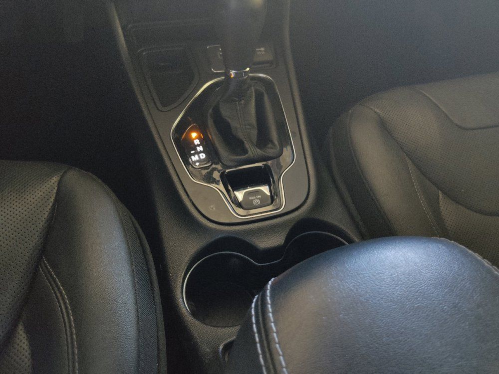 Used 2019 Jeep Cherokee Limited w/ Luxury Group FWD image 26