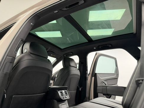 Used 2019 Bentley Bentayga AWD/4WD image 45
