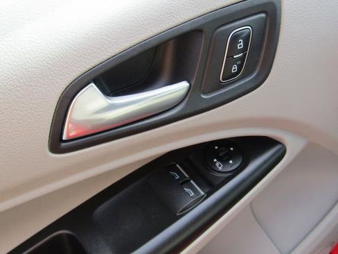 Used 2023 Ford Transit Connect XLT image 18