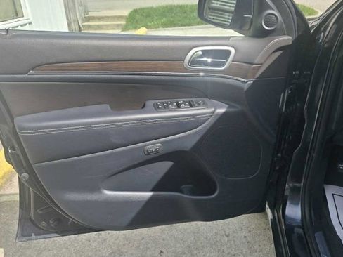 Used 2014 Jeep Grand Cherokee Overland w/ Advanced Technology Group image 15